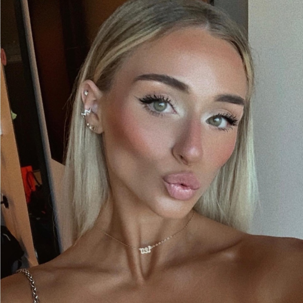 Meet your Posher, Daniella